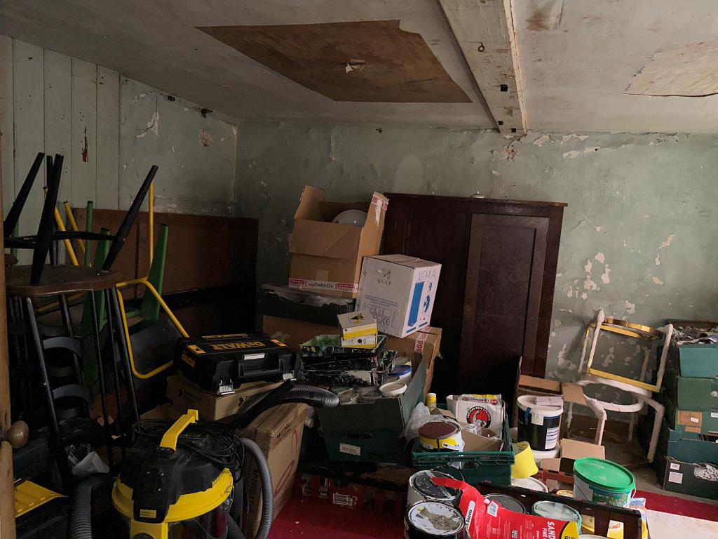 Lot: 60 - FORMER PAWN SHOP OVER THREE STOREYS - First Floor Room